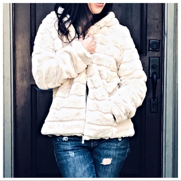 Jackets & Blazers - ✨LAST ONE ✨PARIS Faux fur zip up hooded jacket